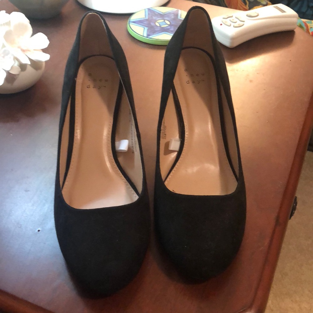 Black wedges